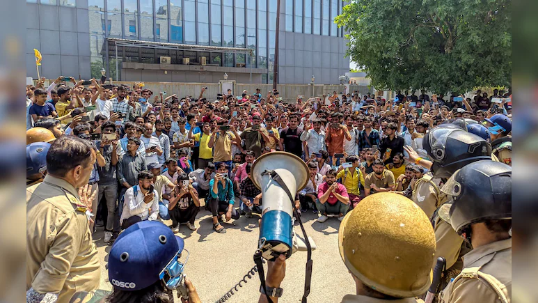Noida Workers Demand 8‑Hour Shifts and Rs 20,000 Monthly Pay