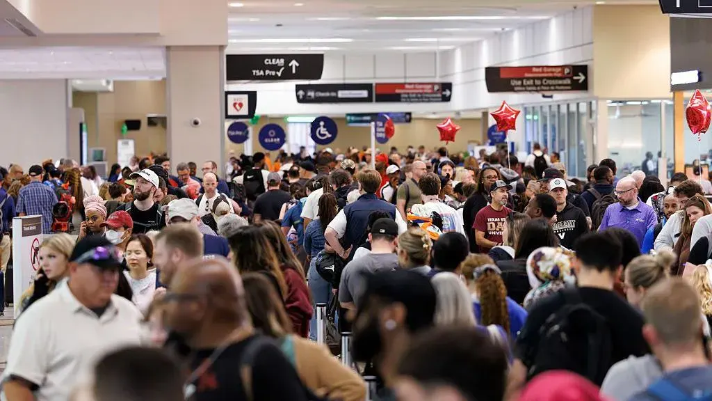 Government Shutdown Hits US Airports: Airlines Urge Congress to Act Immediately
