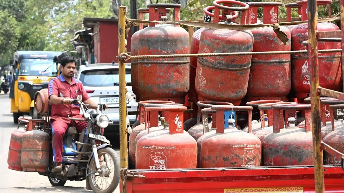 LPG crisis updates LIVE: Panic buying hits TN as commuters rush to stockpile fuel amid shortage fears